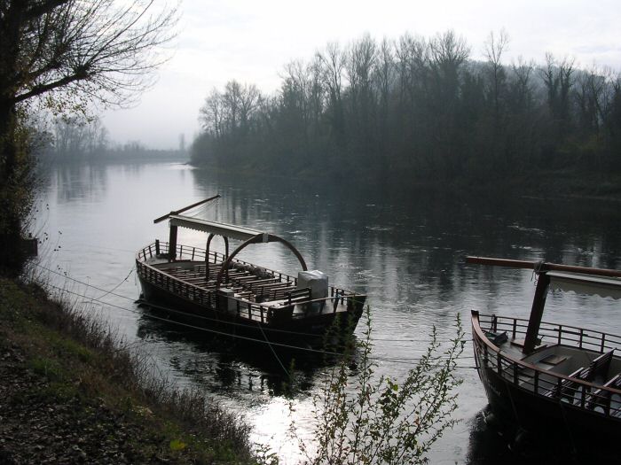 La Roque-Gageac - Gabarras en el río Dordogne