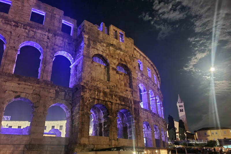 Pula - Anfiteatro romano de noche