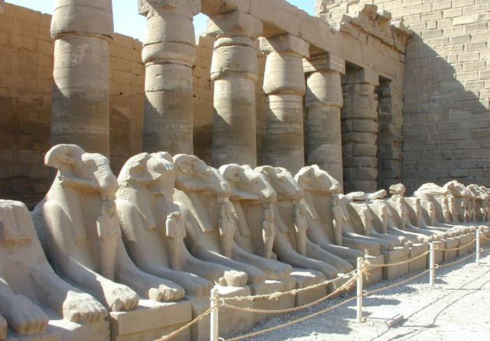 Karnak - Colonnade between the first and second pilon