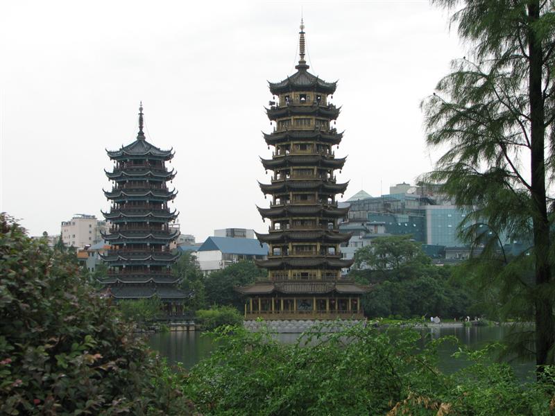Guilin - Pagodes junto al lago