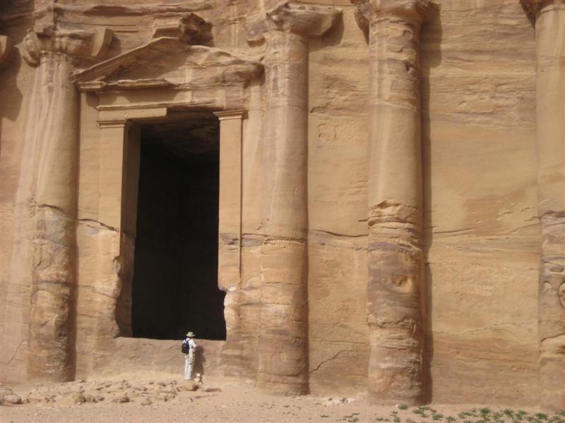 Petra - Puerta del Monasterio