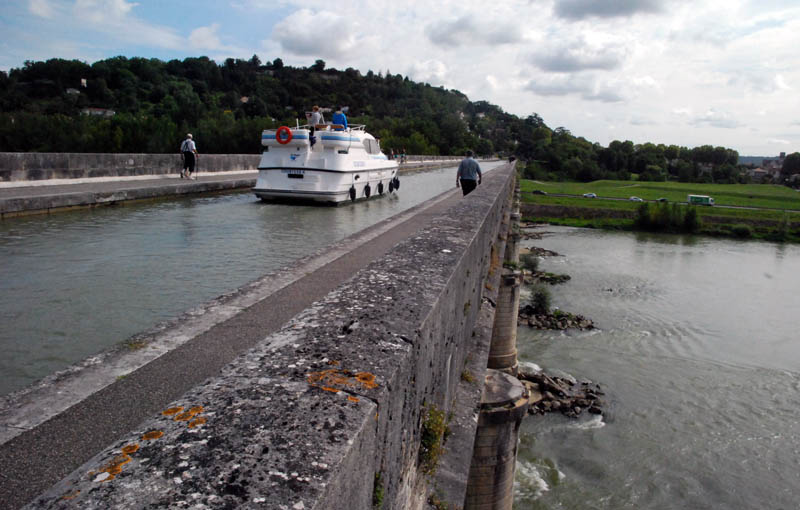 Boat sailing over the Pont-Canal d'Agen