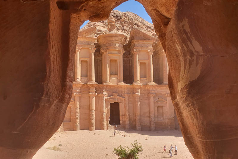 Petra - El Monasterio (Ad Deir) desde la cueva