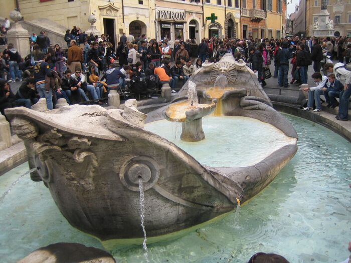 Piazza di Spagna - Fontana della barcaccia